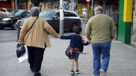 Los abuelos como figura clave en la organización familiar: "Cuidar de los nietos es cansado a nivel mental"