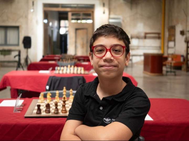 Faustino Oro le puso un moño a su primer gran golpe como ajedrecista top: hizo tablas con el legendario Julio Granda y se coronó campeón invicto