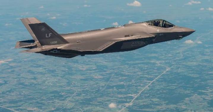 Aumenta tensión: EE.UU. enviará aviones de guerra al Caribe tras vuelos de Venezuela cerca de su buque