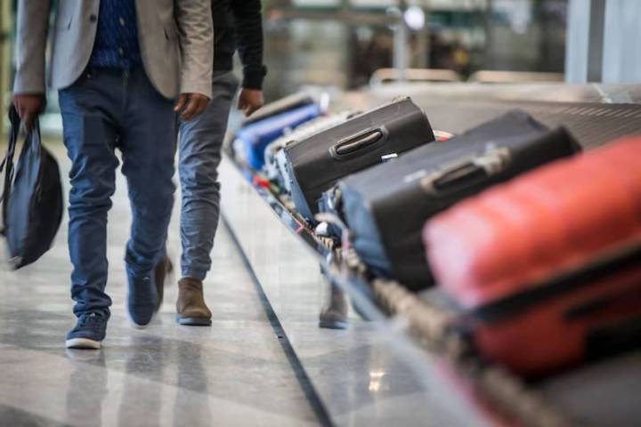 “Lo vi con mi ropa” Viajó a Los Ángeles, robaron su equipaje y halló al ladrón con su Apple Airtag