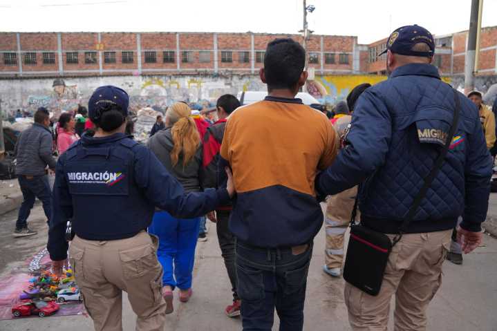 Expulsan a extranjero y confiscan 70 kilos de medicamentos vencidos