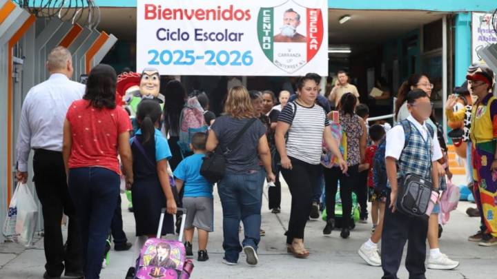 Con nervios y entre tráfico, miles de estudiantes regresan a las escuelas en Nuevo León