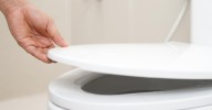 Utilizar el móvil en el inodoro puede aumentar el riesgo de sufrir hemorroides