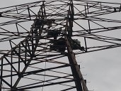 Rescatan a hombre que subió torre de alta tensión en Ecatepec