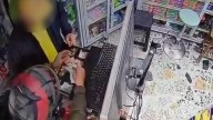 VIDEO | Momento en el que delincuentes intimidan y roban a un comerciante en Bogotá