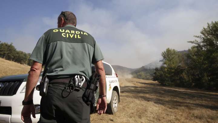 Buscan un home por queimar a súa exparella dentro dun coche en Cuéllar (Segovia)