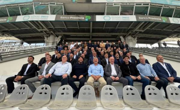 De Riquelme a Toviggino, los dirigentes que estuvieron en La Plata junto a Tapia en el estadio Único