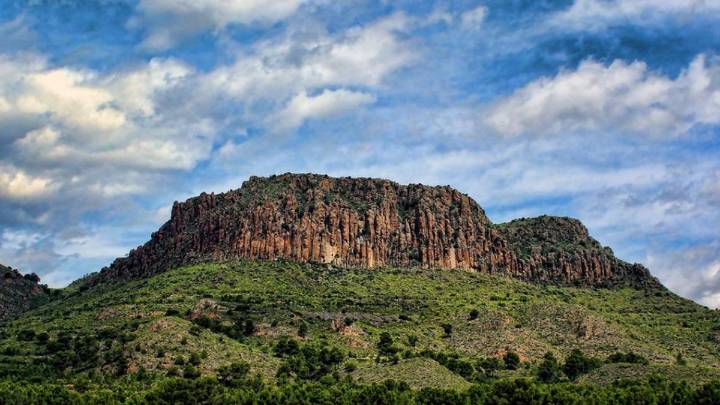 El único volcán de España al descubierto está en este pueblo de Albacete: una joya que poca gente conoce