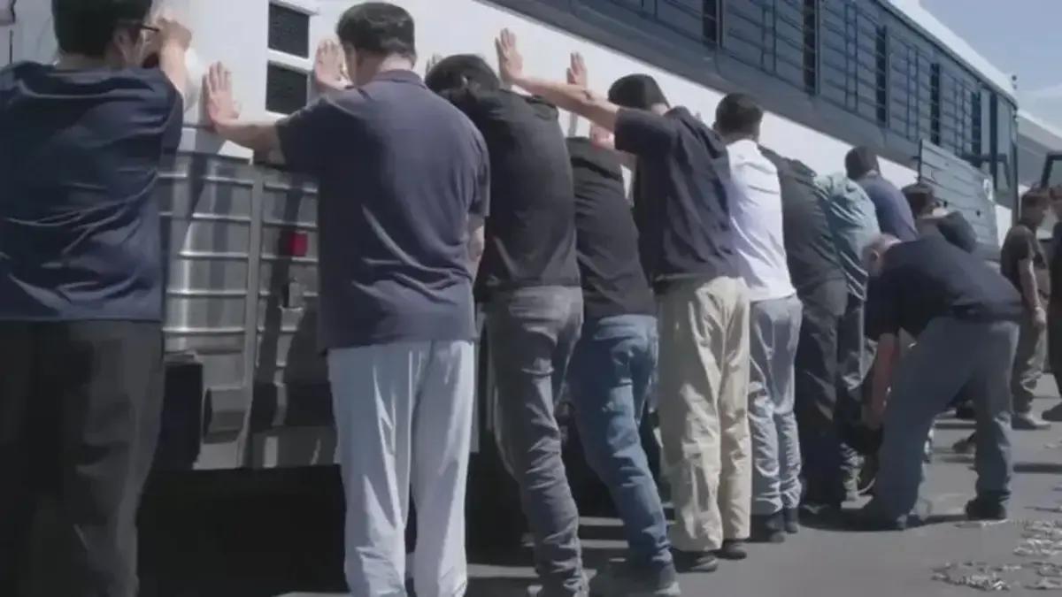 Migrantes 'ruegan' por comida y agua en estas salas de detención de ICE: denuncian condiciones horribles