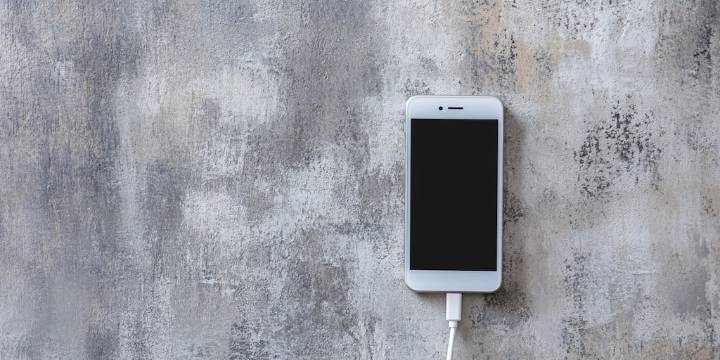 Cómo cargar de forma segura un celular cuando no hay luz en casa