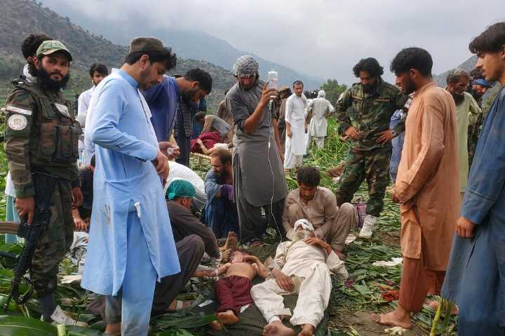 An Earthquake Destroys Villages in Eastern Afghanistan and Kills 800 People, with 2,500 Injured