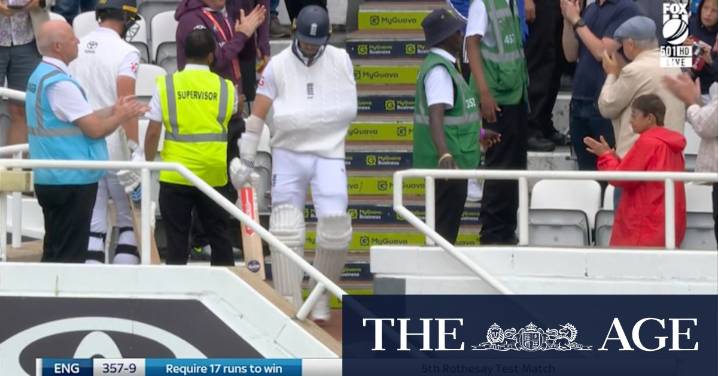 Woakes walks out in a sling