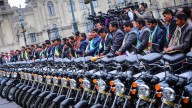 Cuestionan entrega de motos en Lima por Rafael López