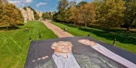 Proyectan fotos de Trump relacionadas con Epstein