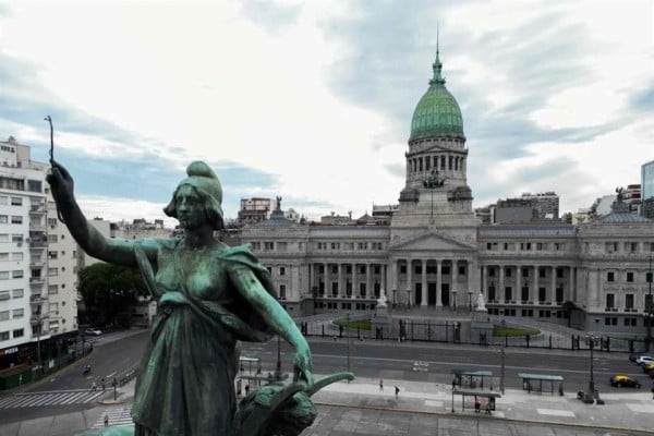 Negocia EU línea de crédito de 20 mil mdd para Argentina