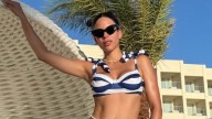 Barby Franco posó con una microbikini rayada estilo navy desde una playa paradisíaca