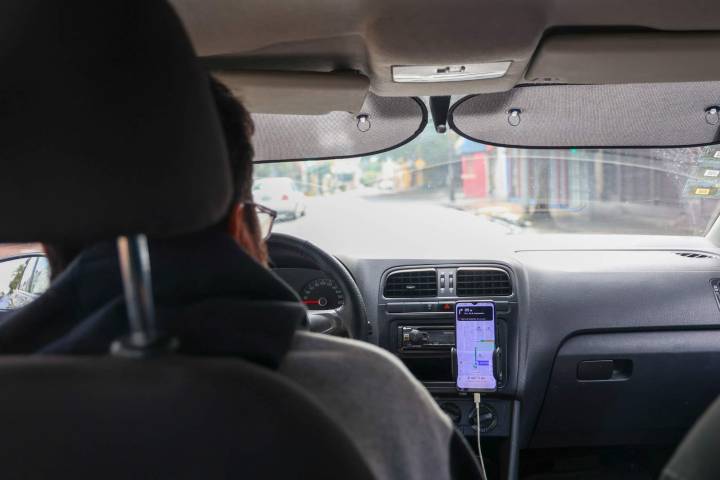 Tres hombres armados despojan a conductor de Uber de auto y pertenencias en Amozoc