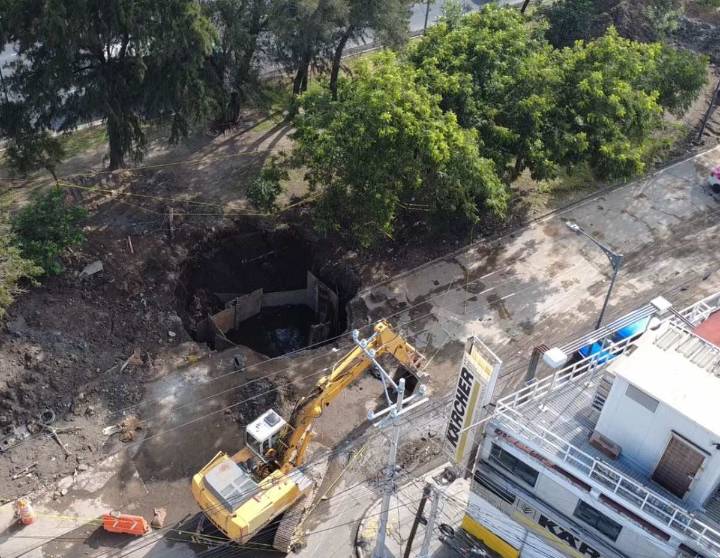 Vecinos de la Agrícola Oriental exigen concluyan obras de reparación de socavón