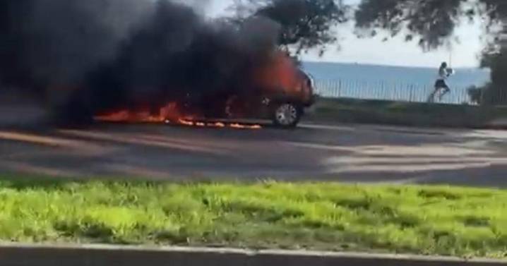 Susto en el Passeig Marítim de Palma por un coche ardiendo en el arcén