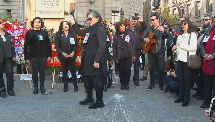11 de septiembre: familiares de DD.DD. hacen la "Cueca sola" junto a estatua de Salvador Allende