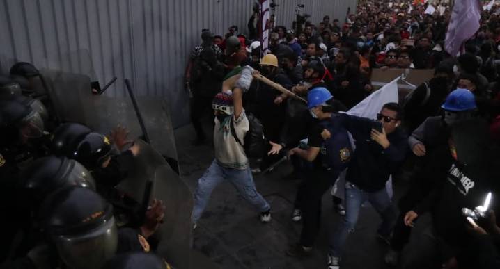 Jóvenes protestan en el Centro Histórico de Lima contra el gobierno de Dina Boluarte y el Congreso 