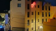 Un cargador de un teléfono móvil sobre un colchón se baraja como la causa del incendio en un edificio de viviendas en Lanzarote