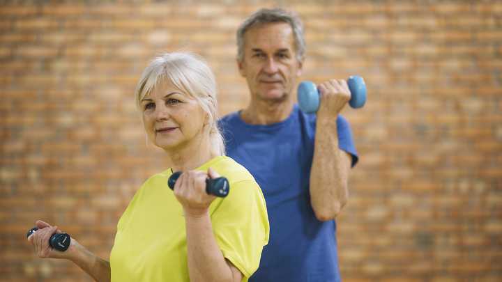 Los beneficios para la salud de hacer ejercicio durante la tercera edad, según los especialistas