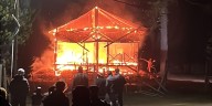 El video del feroz incendio de una cabaña en Neuquén, el operativo de extinción duró 4 horas