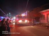 Descuido provoca un fuerte incendio en una casa en la colonia Solidaridad de Chetumal