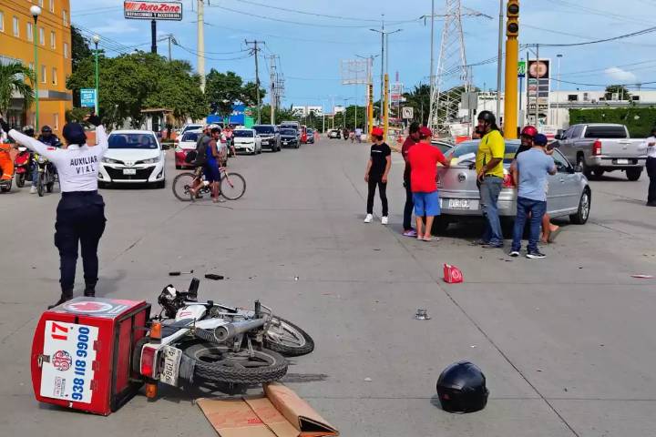 Repartidor de pizza sufre fractura tras chocar su motocicleta contra automóvil en Isla del Carmen 2000