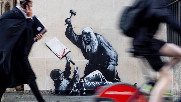 El artista callejero Banksy regresa a Londres con una pintura ante el edificio del Tribunal de Justicia