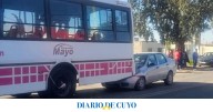 Impactante choque: un auto quedó incrustado en la parte de atrás de un colectivo