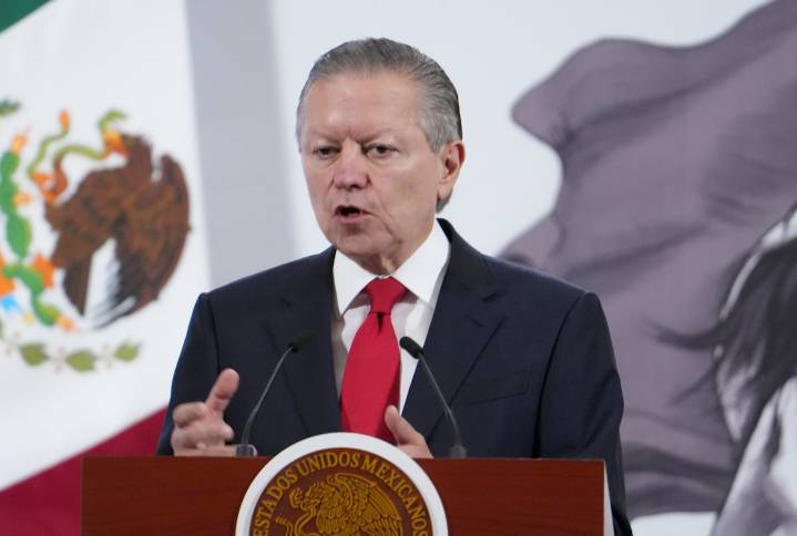 El exjuez Arturo Zaldívar defiende la enmienda al amparo y deja pistas de una dedicatoria que apunta a Salinas Pliego