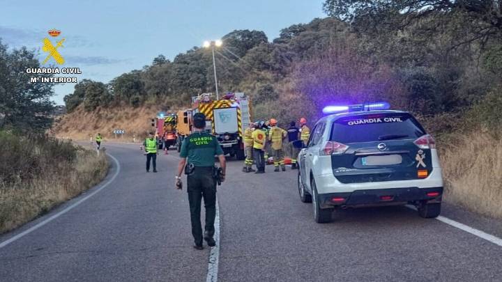 Hallan el cadáver de un hombre en un coche precipitado por un barranco en Cañamero