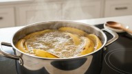 Hervir cáscara de banana: para qué sirve el agua resultante y cómo usarla
