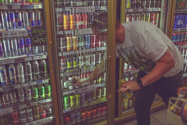 Aprueban prohibición de bebidas energéticas en menores: ¿Cuándo entra en vigor?