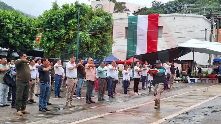 Conmemoraron Independencia de México con izamiento de bandera