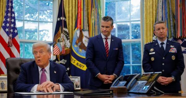 Trump advirtió que aviones venezolanos "serán derribados" si amenazan a fuerzas de Estados Unidos en el Caribe