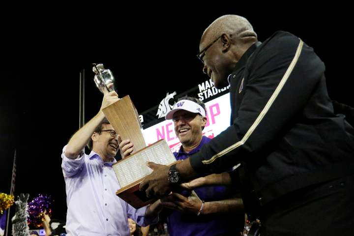 Williams Jr. leads Huskies over Cougars 59-24 in Apple Cup Updated 4 mins ago