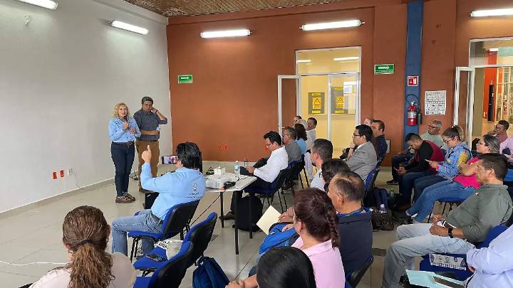 Taller en Salvatierra impulsa microcredenciales y salud mental para docentes