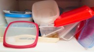 Quién tiene tapas sin tapers, tiene un tesoro en casa: por qué y cómo reciclarlas