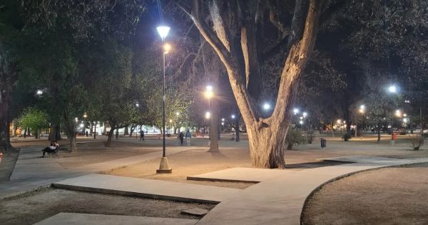 Parejita acaramelada asqueó a todos en pleno Parque San Martín: "No paraban..."