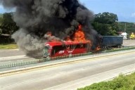Deja 14 heridos choque de autobús y tráiler en Veracruz