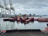 Grave accidente en un puerto de Estados Unidos: más de 50 contenedores cayeron al agua