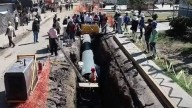 Vecinos bloquean instalación de válvula que dejaría sin agua a colonia de La Paz