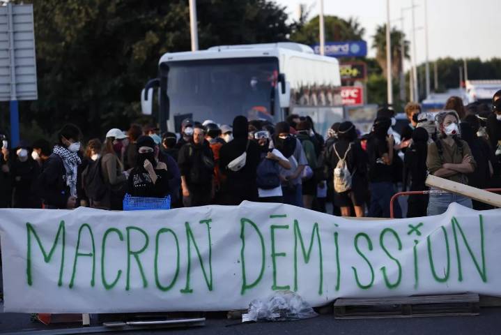 "¡Macron, renuncia!": El llamado que resuena en las protestas antigubernamentales en Francia (+Video)