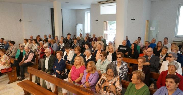 San Esteban presenta las cuatro viviendas para personas mayores rehabilitadas con el programa ‘Viviendas en red’