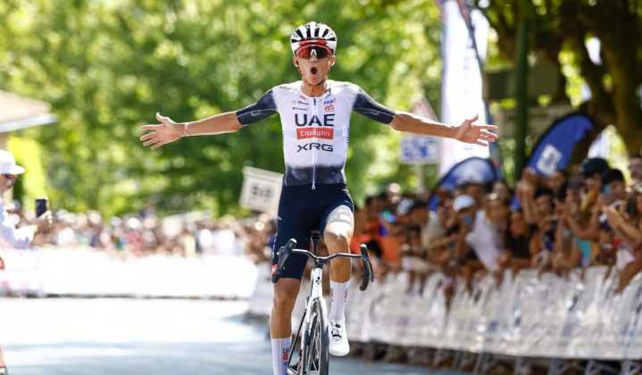 ¡El cuarto de la semana! Isaac del Toro se lleva el Trofeo Matteotti 2025