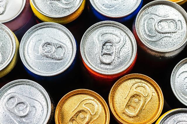 Inglaterra prohibirá las bebidas energéticas a menores de 16 años ¿Cuál es el riesgo del consumo en Chile?