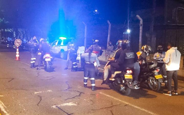 En Dosquebradas multarán a motociclistas y ciclistas por no usar chaleco reflectivo: horario y sanciones